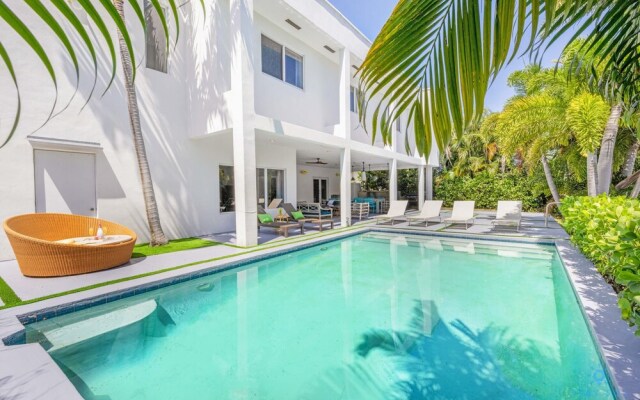 Luxe Lakefront Mansion Waterfront, Pompano Beach