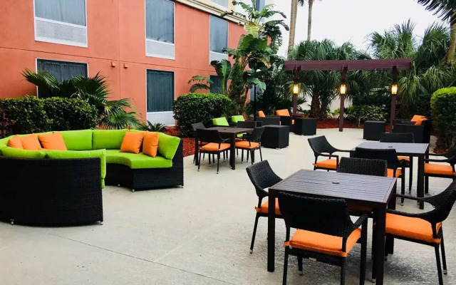 Holiday Inn & Suites Across From Universal Orlando by IHG