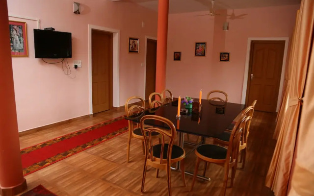 Room-1 Bedroom With Balcony Mountain Vie