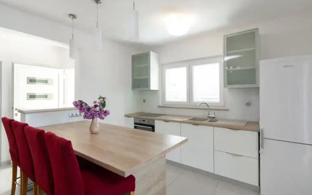 Modern Villa Near the Sea