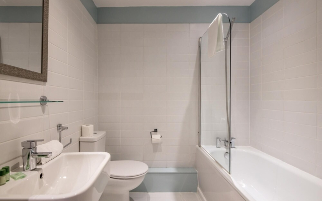 Large Modern Apt Near L1 - Super Central
