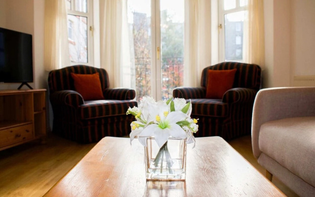 Spacious 2 Bedroom Home in Edinburgh