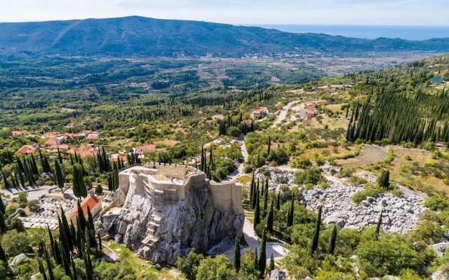 Beautiful Home in Molunat With Wifi and 8 Bedrooms