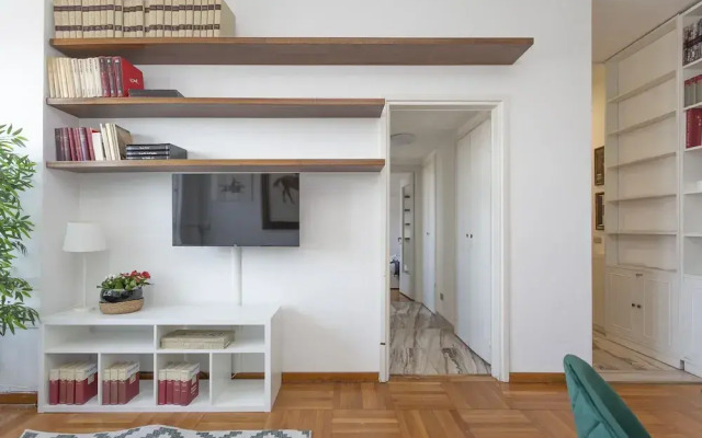 Skyline view Biancamano 1 bdr with balcony by Rentopolis