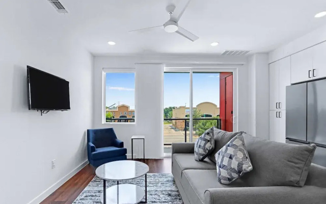 Chic Condo Minutes to Downtown, Gruene, & More