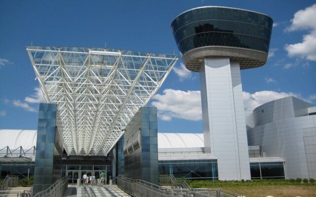 Crowne Plaza Dulles Airport by IHG