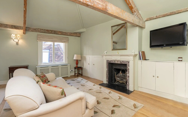 JOIVY Elegant 2-Bed Mews Flat Near Buckingham Palace