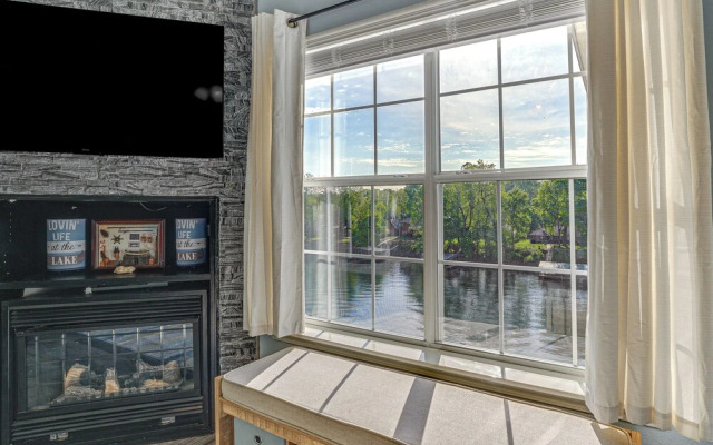 Updated Branson Condo w/ Lake Taneycomo Views!