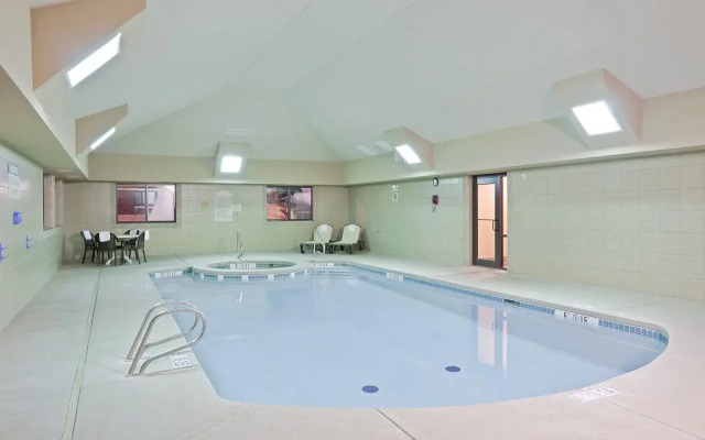 Holiday Inn Express & Suites South - Lincoln by IHG