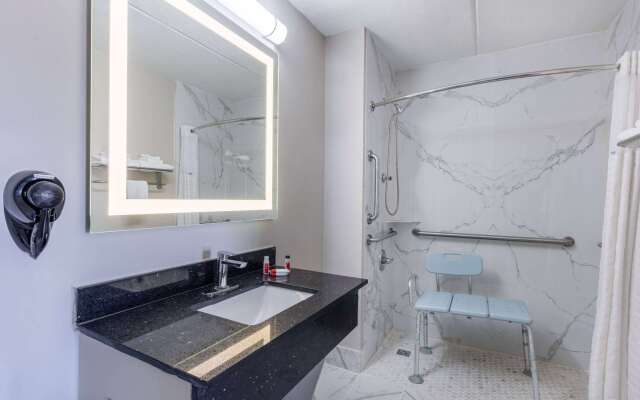 Days Inn & Suites by Wyndham Fort Bragg/Cross Creek Mall