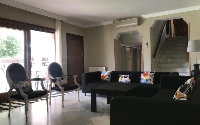 8381 - Large beach side villa in Marbella