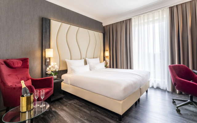Отель Plaza Premium Grand Winston