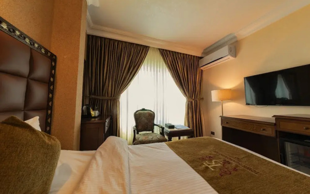 Town Season Hotel
