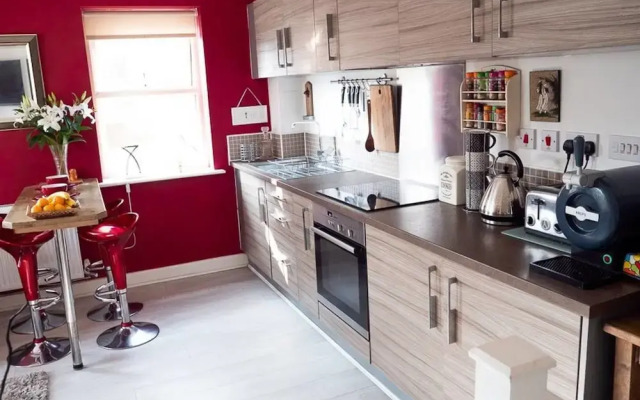 Modern Canalside City Townhouse - Parking & Garden