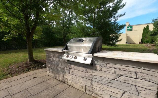 Hometowne Studios & Suites By Red Roof Washington