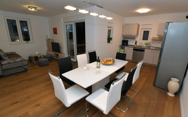 Apartment Nata - free parking A1 Murter, Island Murter
