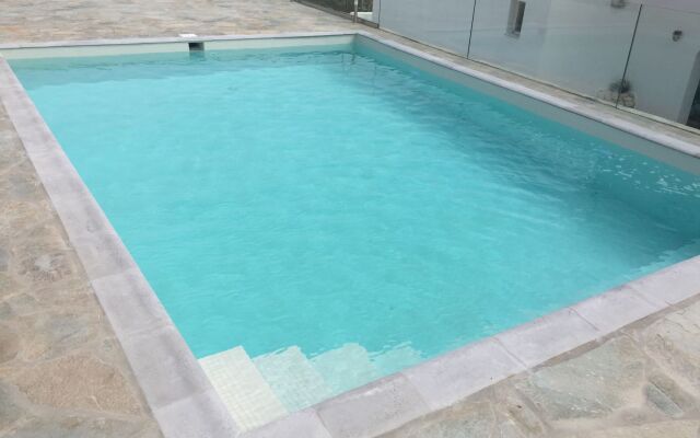 Adonis Hotel Studios & Apartments