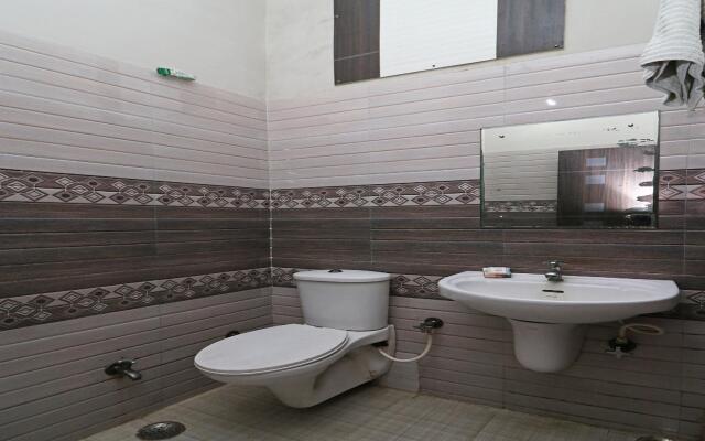 OYO 7885 Hotel Myraa