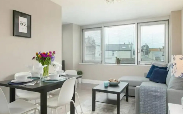Spacious Perfect Location Moments Away From Pier
