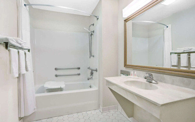 Days Inn by Wyndham Macon I-475