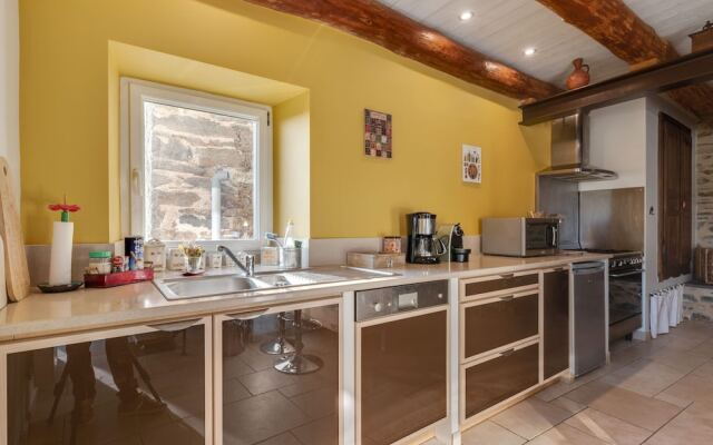 Charming Holiday Home in Saint-beauzire Near Forest