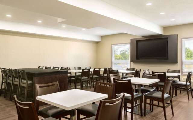 Super 8 by Wyndham Ajax/Toronto On