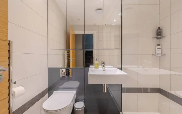 Chic & Spacious 2BD Flat -2 Mins to Baron's Court