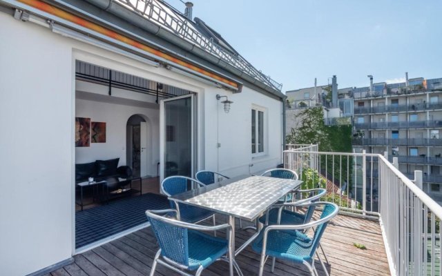 Vienna Roof Top Apartment with Terrace, Parking and AC