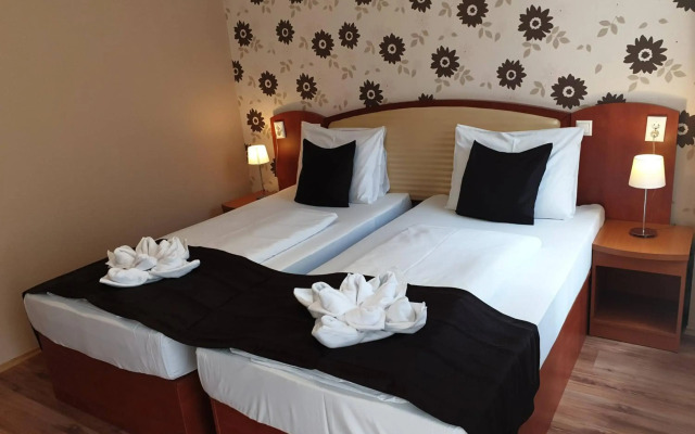 Six Inn Hotel