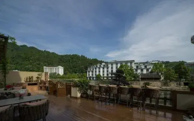 Eternal Love Across Three Lifetime-Art Homestay in Fenghuang Ancient Town