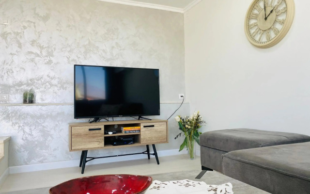 Perfect Southern Getaway with Balcony