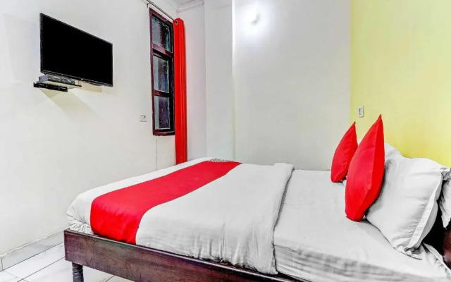 OYO Flagship 70237 Cozy Stay Deluxe