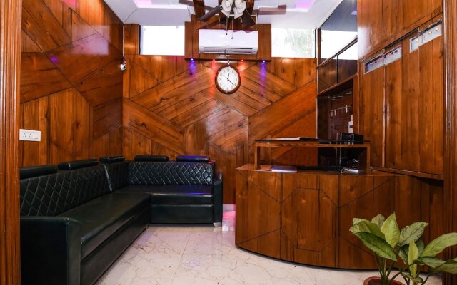 OYO 15718 Red Inn