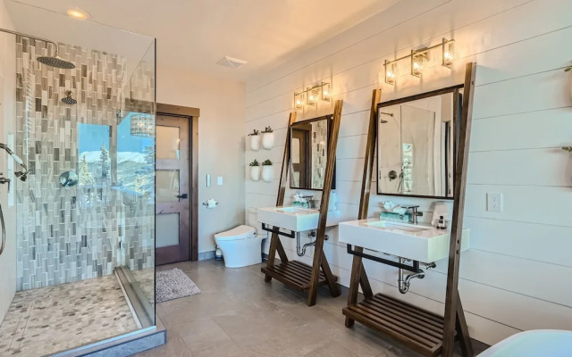 Slopeview Sanctuary 4 Bedroom Home by RedAwning