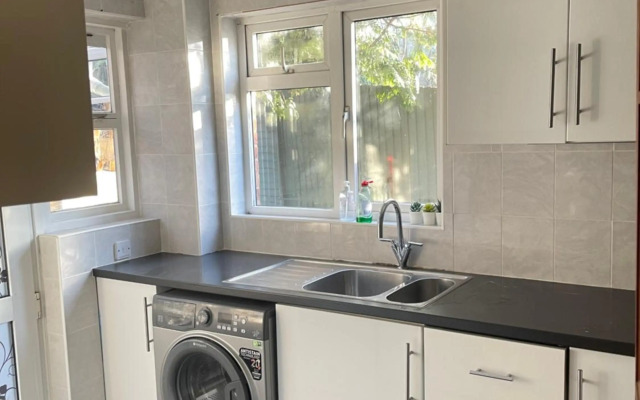 Swift Close Contractors & Leisure Apartment by Leecroft Stays