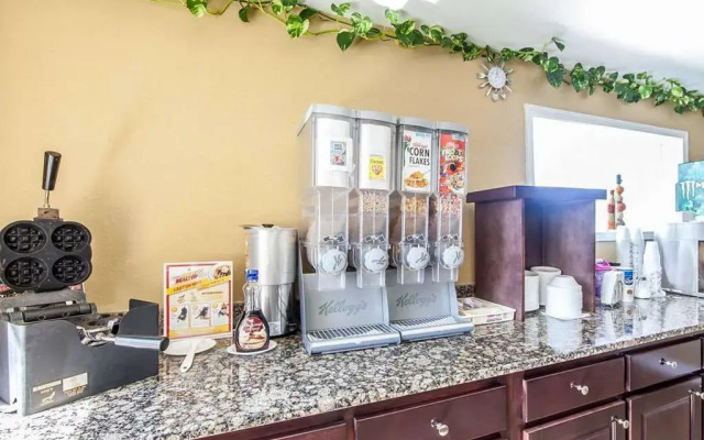 Days Inn By Wyndham Calhoun Ga I-75 And Us-41