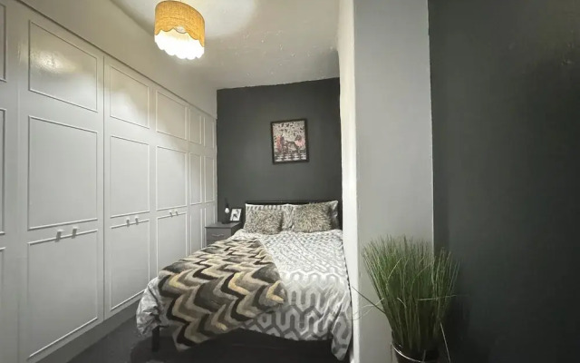Manchester - House - Sleeps 6 - Parking - Garden