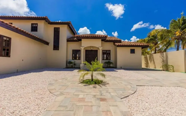 Large 5BR Villa With Private Pool Near Eagle Beach