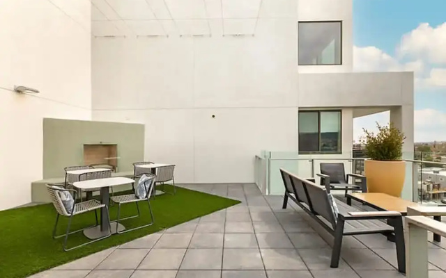 Stylish Getaway W Pool GYM Parking 10 Min to Cedar