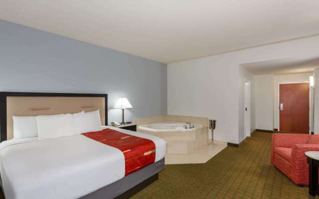 Days Inn & Suites by Wyndham Lakeland