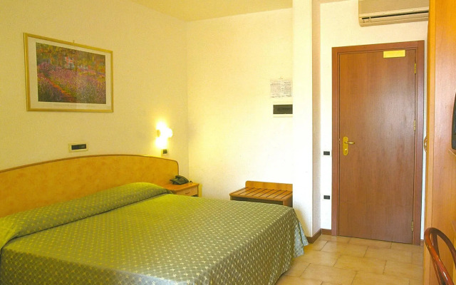 Hotel Holiday
