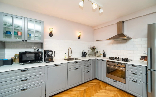 Central, Spacious, Modern 5 Bedrm duplex w/Balcony