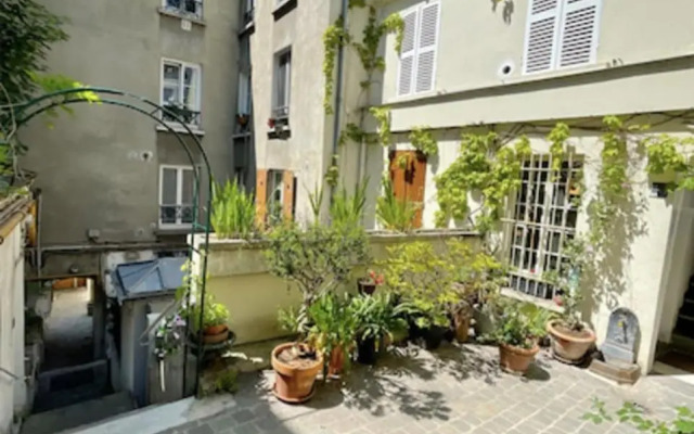 Sympathy Studio for 2 Near the Sacre Coeur
