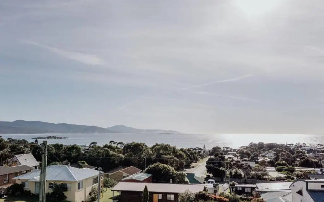 The Watch House - Panoramic Views of Bicheno Ocean