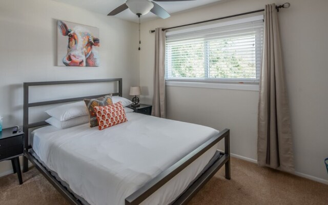 Spacious 4BR Townhouse by WanderJaunt