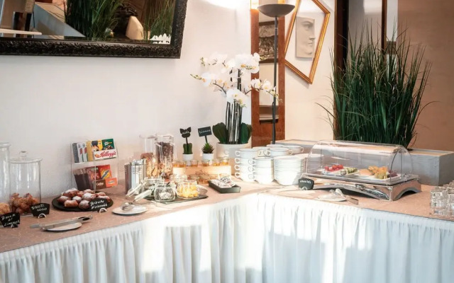 Ascona Lodge, Pool & Garden Retreat