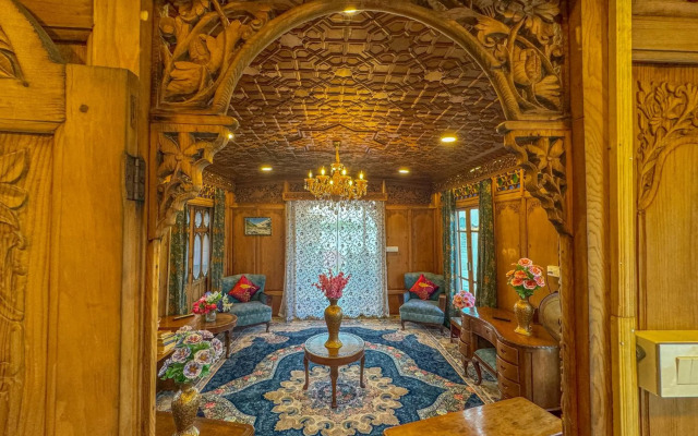 Peacock Houseboats