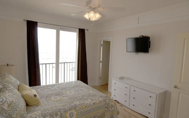 Moontide - 5 Br home by RedAwning