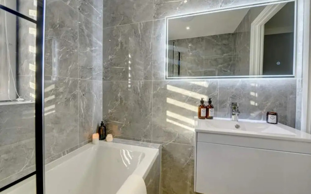 Stylish 2 bed House With Parking in Rugby