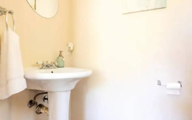 Entire Guesthouse In Southeast Austin